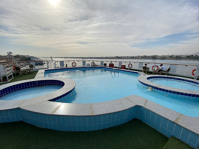 Střešní bazén hotelboat