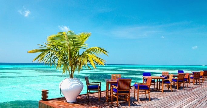 Posezení v restauraci na břehu tropického moře