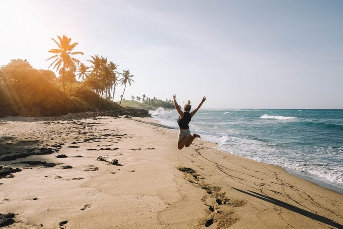 Výskok na pláži v Dominikánské republice